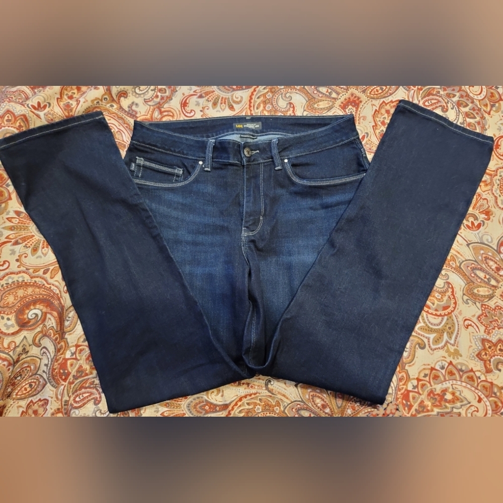 LEE Regular Fit, Straight Leg, Mid Rise Jeans. Size 14